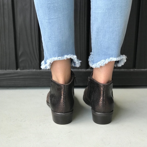 Dual Tone Textured Low Cut Chelsea Ankle Bootie - Picture 7 of 8